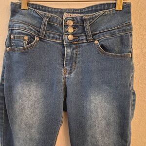 Sexy Low-rise UND Stretch Jeans w/ Flirty Waist Details: Feminine Flattering Fit